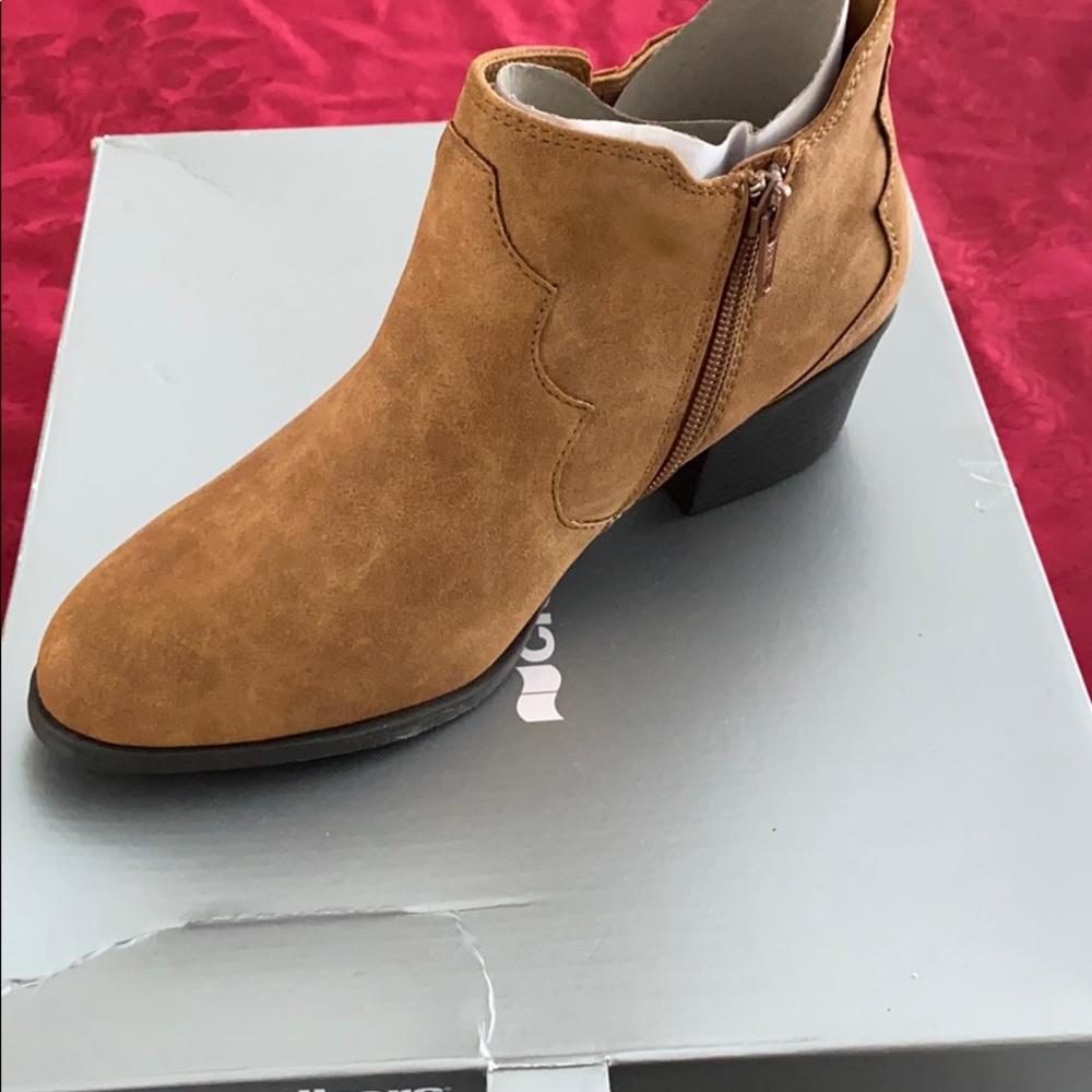 Size 7 NEW- Avenue/Cloudwalkers Tan ZIP Boots